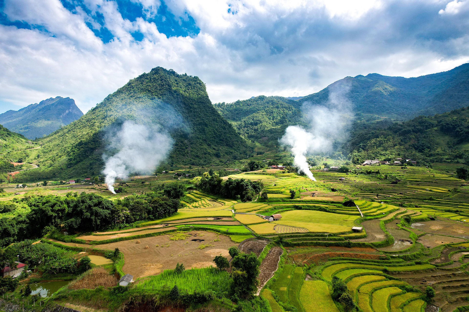 Tranh ruộng bậc thang Mù Cang Chải mùa lúa chín treo phòng khách