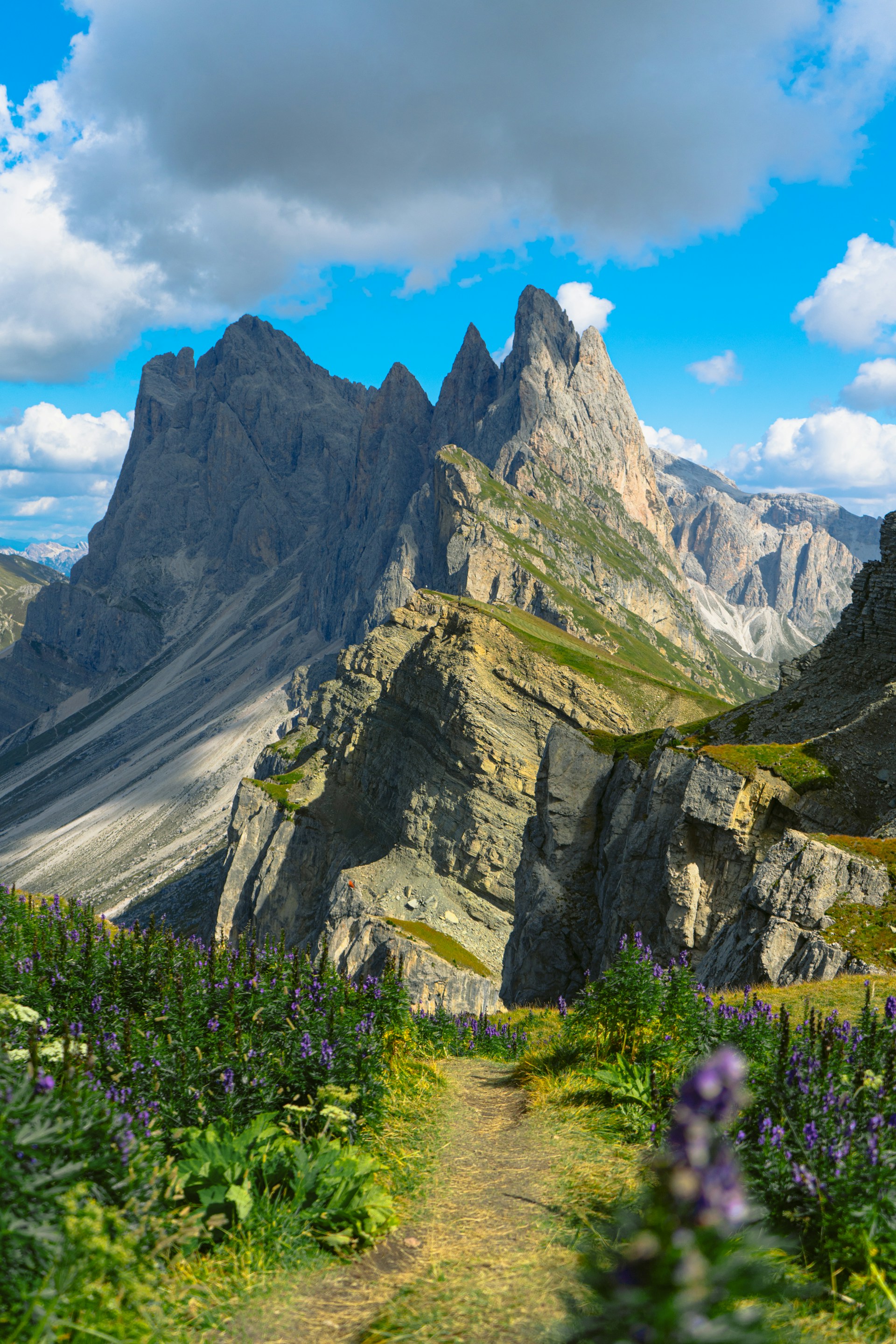 Phong cảnh thiên nhiên nguyên sơ của vùng núi Dolomites nước Ý